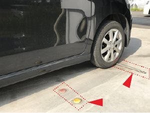 洗車機の車両停止ラインに沿って、車両の位置を合わせます。